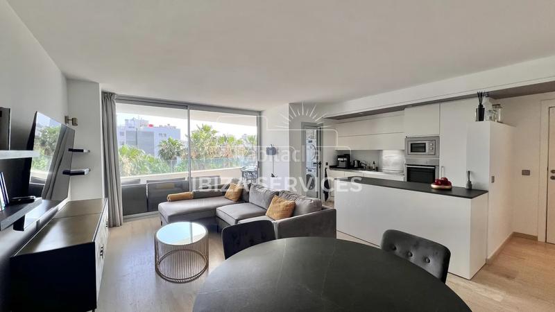 Foto 5ebf35b3-ed65-46bf-9ace-82cb1b828367. Alquiler piso apartamento moderno con amplia terraza, piscina comunitaria y gimnasio para alquilar en Ibiza