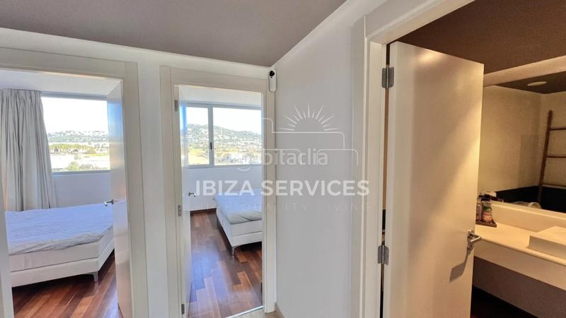 Foto 6374a7f1-096b-4d7a-a929-dc63e7c9e864. Alquiler piso apartamento moderno con amplia terraza, piscina comunitaria y gimnasio para alquilar en Ibiza