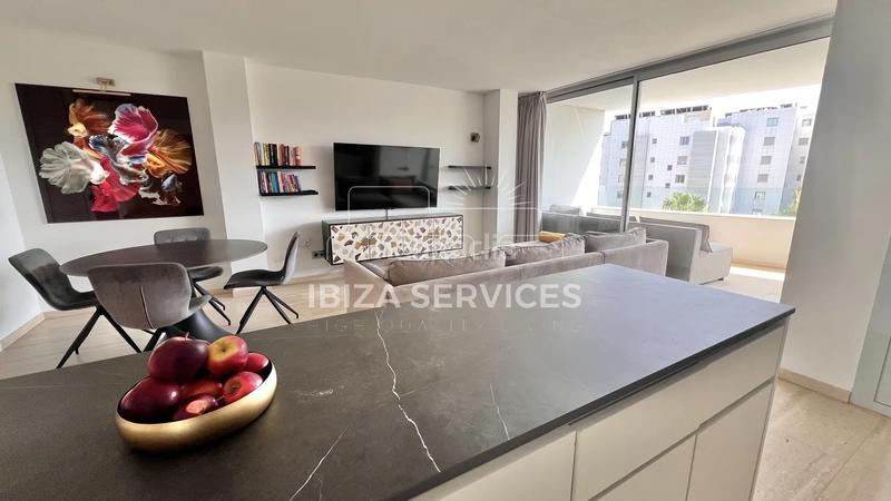 Foto 7d704ecc-314f-4610-aca7-a9f683917dc7. Alquiler piso apartamento moderno con amplia terraza, piscina comunitaria y gimnasio para alquilar en Ibiza