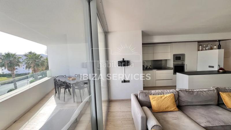 Foto 8763161c-57bd-4da2-b76d-e25d6b5f7db8. Alquiler piso apartamento moderno con amplia terraza, piscina comunitaria y gimnasio para alquilar en Ibiza