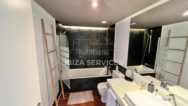 Foto 9526eccf-45d7-4dc5-b820-451aedcc7a9f. Alquiler piso apartamento moderno con amplia terraza, piscina comunitaria y gimnasio para alquilar en Ibiza