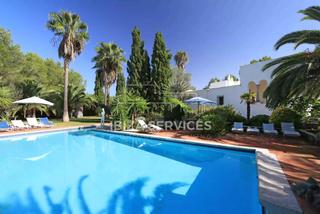 Xalet a Roca Llisa. Exclusiva finca casa de huxe9spedes y licencia turxedstica de 7