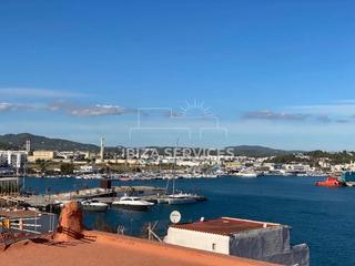 Pis a Dalt Vila-La Marina. Triplex en venta con magnificas vistas al mar en el centro histx