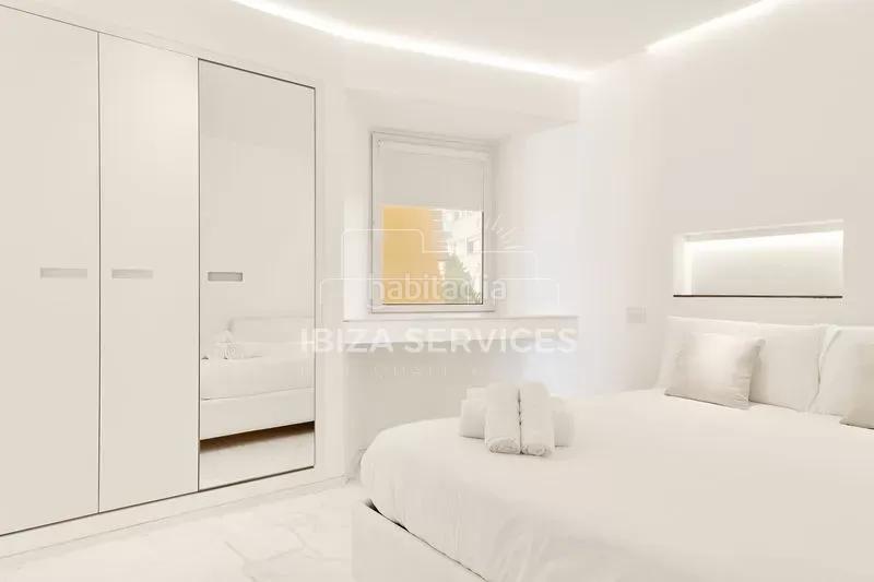 Foto f96f9d06-2e26-4769-86df-3d5261c73f3f. Miete etagenwohnung mit pool in Marina Botafoc-Talamanca Ibiza