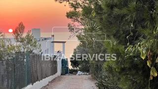 Chalet à Sant Antoni de Portmany. Propiedad en primera línea de mar con vistas espectaculares para