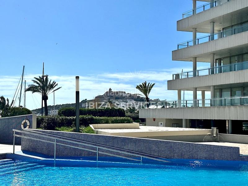 Foto f943d256-439f-465f-a28b-dd8b36402b57. Miete etagenwohnung mit pool in Marina Botafoc-Talamanca Ibiza