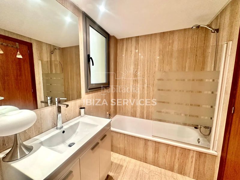 Foto e2706331-8c5b-4d3a-a3de-a5447012101f. Rent flat with parking pool in Marina Botafoc-Talamanca Ibiza