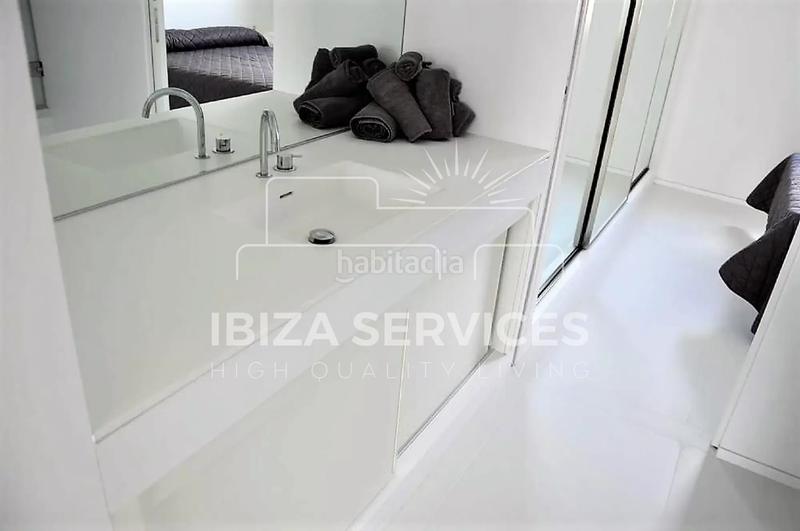 Foto 41786b55-42bc-4b4a-a009-66f317bc2596. Alquiler piso at031 patio blanco ático 2 dormitorios, 2 baños en alquiler en Ibiza