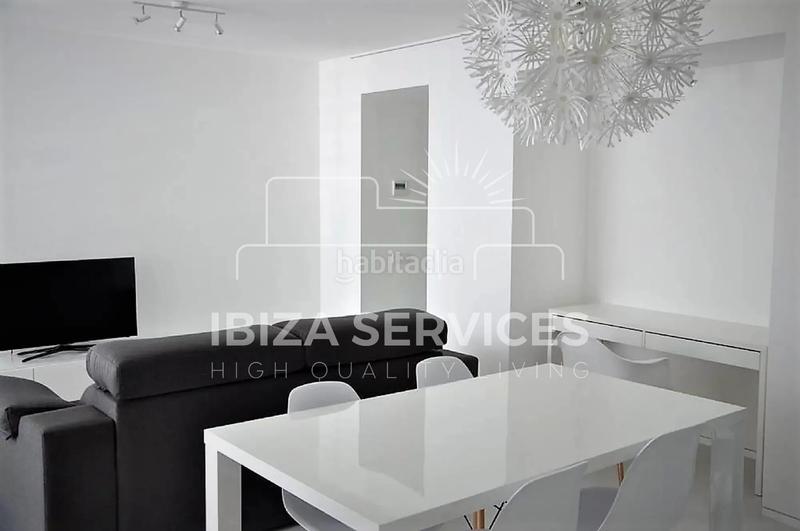 Foto 463598bf-1f67-4441-80e1-073f83d009bc. Alquiler piso at031 patio blanco ático 2 dormitorios, 2 baños en alquiler en Ibiza