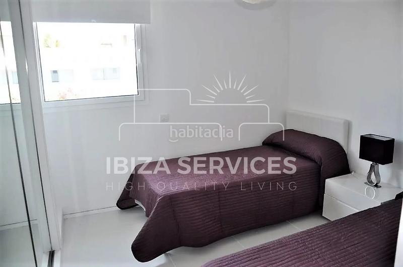 Foto 53ba1e8a-d6bc-484a-9095-aea2f3ecf3b7. Alquiler piso at031 patio blanco ático 2 dormitorios, 2 baños en alquiler en Ibiza