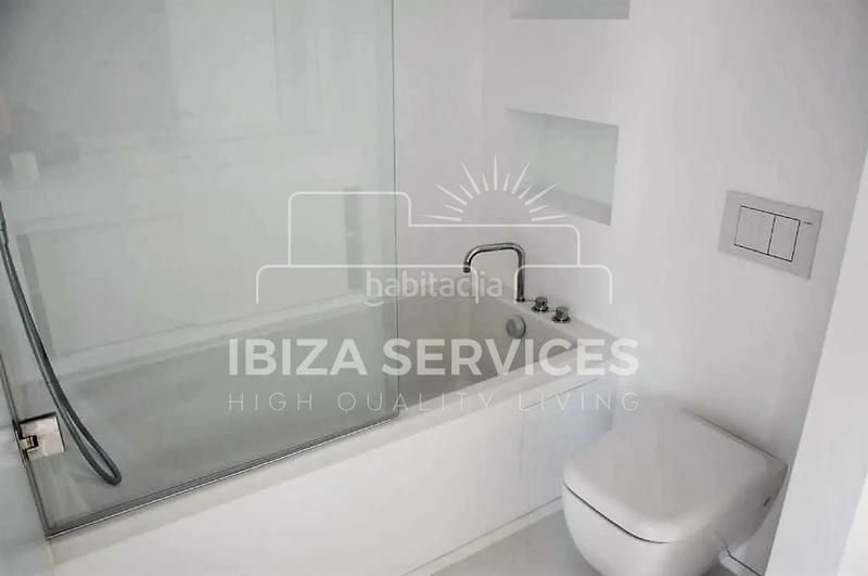 Foto 58edb49a-4324-4785-8e09-e836b207adc8. Alquiler piso at031 patio blanco ático 2 dormitorios, 2 baños en alquiler en Ibiza