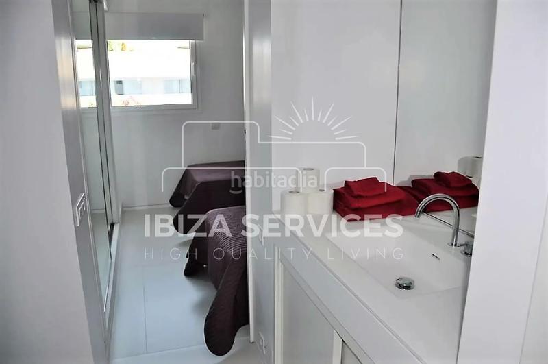 Foto a6dcb060-621e-4393-b1c4-bec4612255c7. Alquiler piso at031 patio blanco ático 2 dormitorios, 2 baños en alquiler en Ibiza