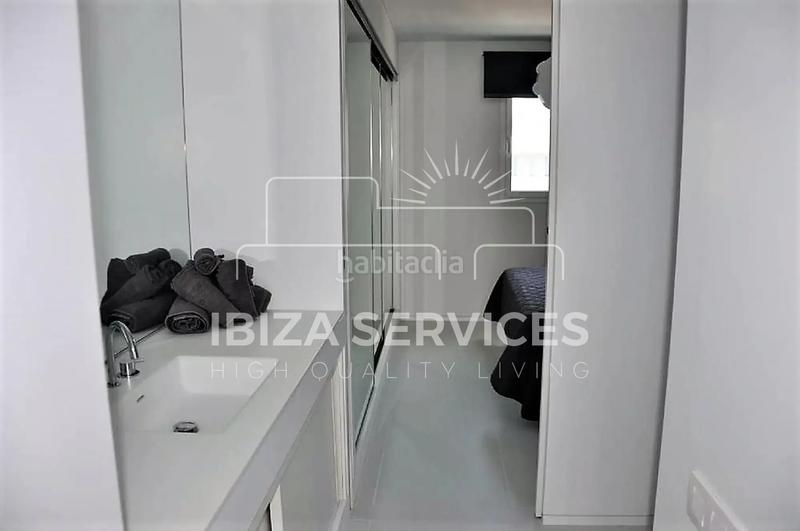 Foto e47ea6a0-d926-47a9-a615-be7e498e09fa. Alquiler piso at031 patio blanco ático 2 dormitorios, 2 baños en alquiler en Ibiza
