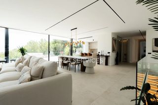 Xalet a Roca Llisa. Villa de lujo de nueva construcci�n con vistas al mar en roca ll