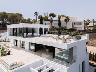 Xalet a Roca Llisa. Villa de lujo de nueva construcción con vistas al mar en roca ll