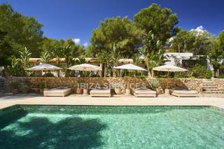 Chalet en Roca Llisa. Encantadora villa en venta en ibiza con licencia turística