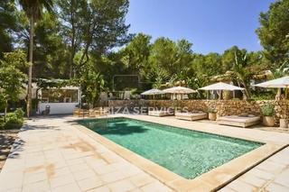 Chalet à Roca Llisa. Encantadora villa en venta en ibiza con licencia turística