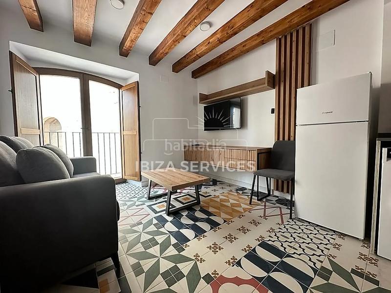 Foto a5529cae-beb6-4fda-859c-869d7733a110. Alquiler piso 3.1 encantador departamento xfaltimo piso en alquiler en san telmo en Ibiza