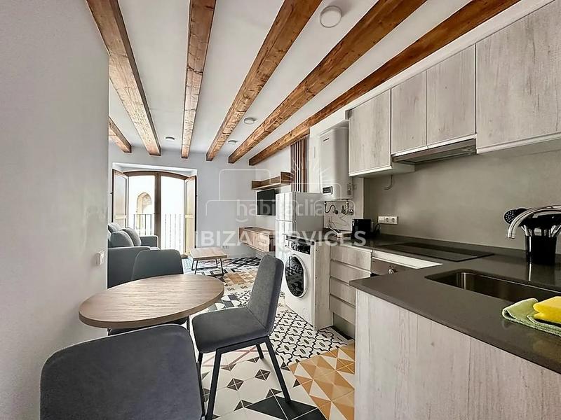Foto ffb0cc9e-6a42-4f66-901d-076524f952a1. Alquiler piso 3.1 encantador departamento xfaltimo piso en alquiler en san telmo en Ibiza