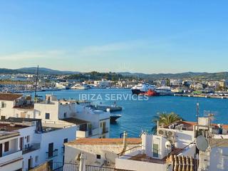 Lloguer Pis a Dalt Vila-La Marina. Annual rental  duplex with terrace and sea views in ibiza