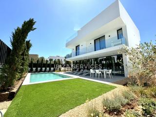 Chalet à Santa Gertrudis. Villa contemporánea en venta cerca de la playa de talamanca