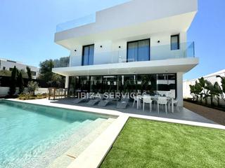 Xalet a Santa Gertrudis. Villa contemporánea en venta cerca de la playa de talamanca