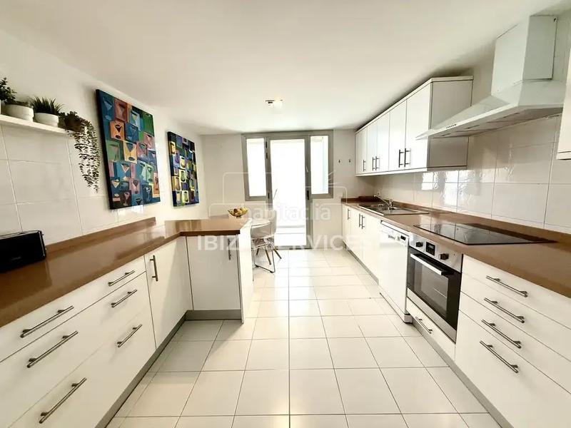 Foto 0ef749f2-9517-4a68-8d42-1bc8f05249a2. Alquiler chalet casa adosada en talamanca con vistas al mar y apartamento independiente en Ibiza