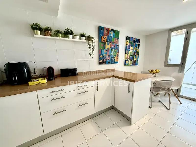 Foto ed2c8c1e-7e41-495d-aab6-62dfa38a998e. Alquiler chalet casa adosada en talamanca con vistas al mar y apartamento independiente en Ibiza