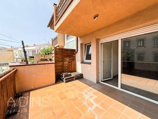 Pis a Avenida catalu�a 45. Acogedor piso con terraza en el centro de sant feliu de codines