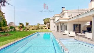 Maison à Alella. Exclusiva casa unifamiliar con vistas al mar en can teixidó