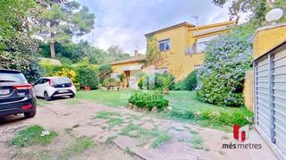 Casa a Teià. Gran casa en parcela llana con piscina, ideal para dos familias