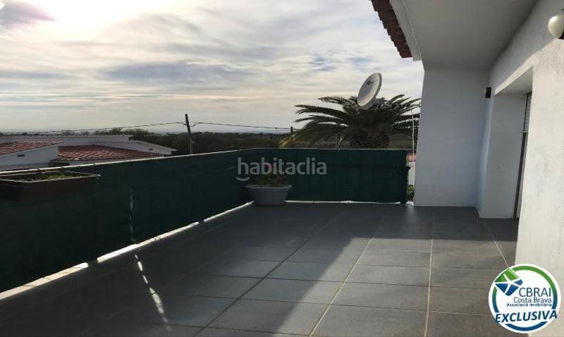 Foto dfb1c58a-7a51-4951-8ec7-1ef5c8ec2f40. Chalet en baix llobregat 4 gran casa en una zona muy tranquila. en Roses