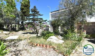 Piso en Cala roja 4. Piso con gran jardín en roses
