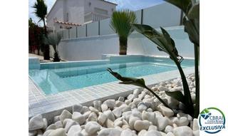 Xalet a Falconera 24. Empuriabrava hermosa casa moderna con piscina y amarre cerca de