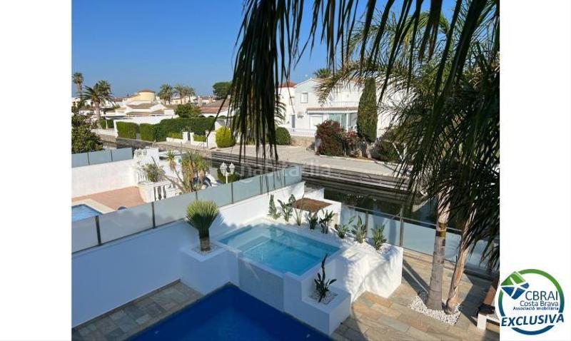 Foto 010dbfb3-d842-404c-b113-b95f5baaa7a7. Chalet en falconera 24 hermosa casa moderna con piscina y amarre cerca de la playa, sala de estar de 99 m en Empuriabrava