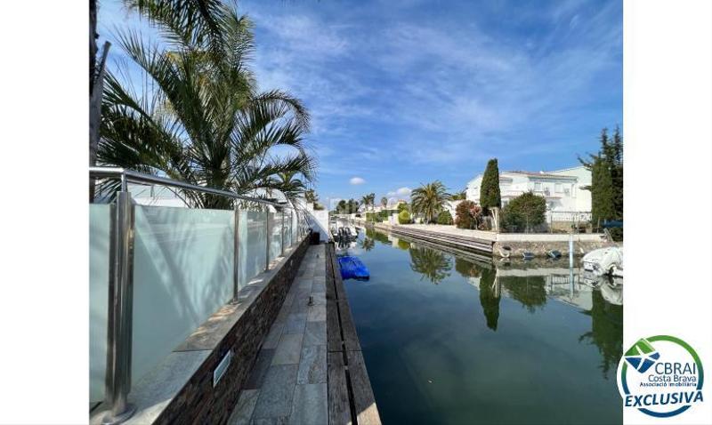 Foto 9e5d9db5-c13d-4b57-a91c-cc98ff28511c. Chalet en falconera 24 hermosa casa moderna con piscina y amarre cerca de la playa, sala de estar de 99 m en Empuriabrava