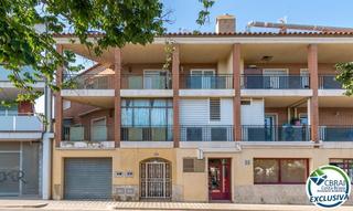 Casa adossada a De ponent 38. Casa con gran terraza y 4 habitaciones en el centro de roses y c