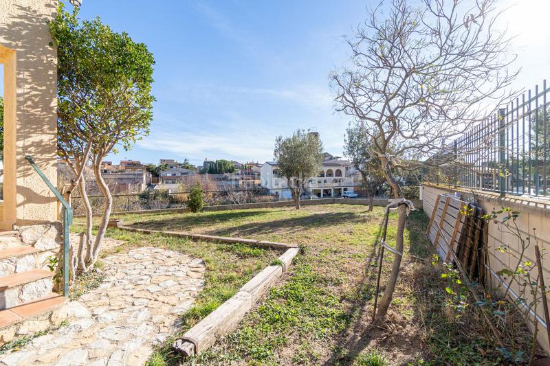 Foto 4061f6d1-ce61-4bd4-9768-882a289277dd. Chalet en dels pins 15 espectacular casa con terreno de 838 m . en Garriguella