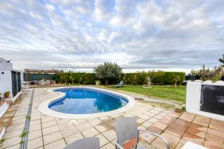 Casa adossada a Figueres 5. Bonita casa con piscina comunitaria.