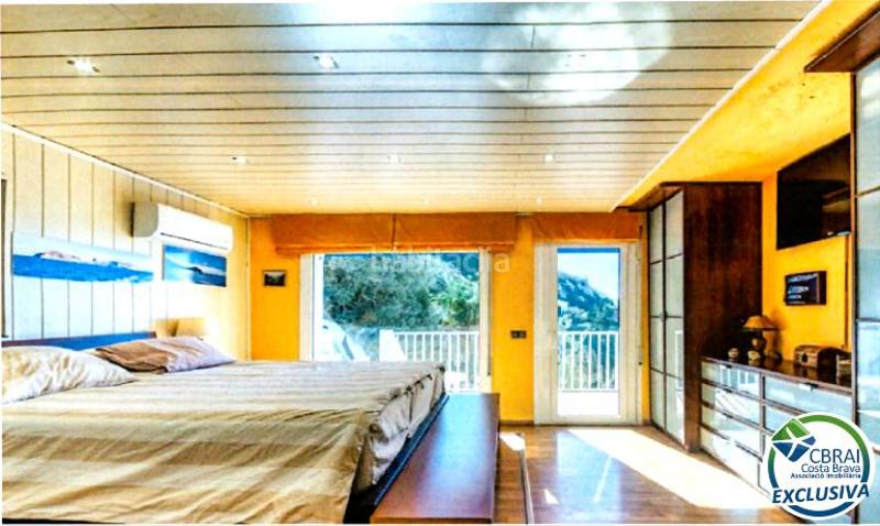 Foto a3736753-210c-46b6-905d-049d8e24e2d2. Chalet en d'antoni canals 47 magnífica casa con vista panorámica a la bahía licencia turística. en Roses