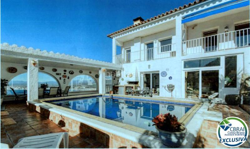 Foto a48ed819-07d9-4d5c-8b2c-370231e49fd0. Chalet en d'antoni canals 47 magnífica casa con vista panorámica a la bahía licencia turística. en Roses