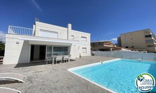 Xalet a Cap llarg 9. Casa espectacular en santa margarita con amarre y piscina privad