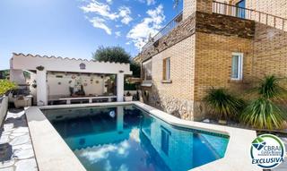 Xalet a Roma 20. Encantadora casa independiente con piscina en mas oliva, roses