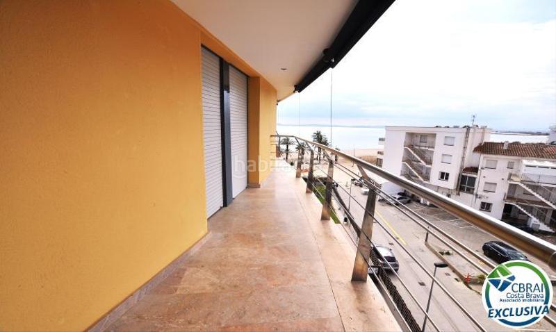 Foto 02372634-b08e-490f-b758-8e13d411fbad. Piso en marítim 40 ático en 1 línea con solárium, preciosas vistas y licencia turística. en Roses