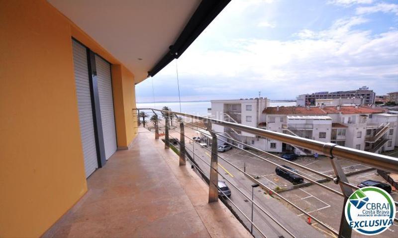Foto 4144c3ad-a605-4670-8fa8-199caccd7722. Piso en marítim 40 ático en 1 línea con solárium, preciosas vistas y licencia turística. en Roses