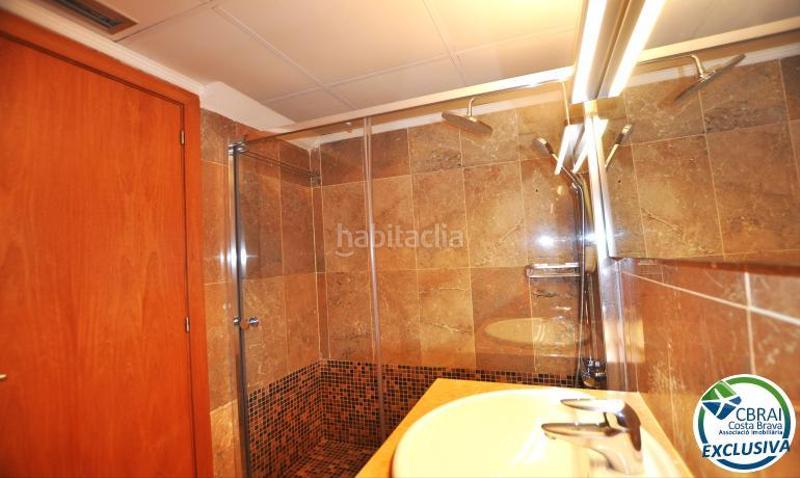 Foto 627d753f-c46c-4f82-896c-b011ea1b5458. Piso en marítim 40 ático en 1 línea con solárium, preciosas vistas y licencia turística. en Roses