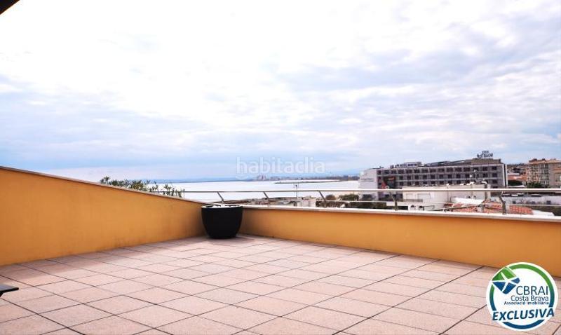 Foto 9469ef28-8d7f-4bf1-a247-4250b2550d64. Piso en marítim 40 ático en 1 línea con solárium, preciosas vistas y licencia turística. en Roses
