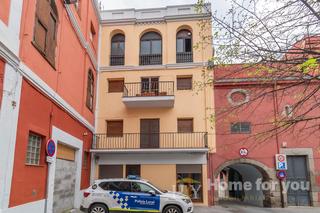 Casa adossada a De l'ajuntament 2. Venta de edifico completo en el centro de la jonquera.