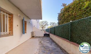 Pis a De bernat metge 1. Apartamento reformado en primera linea de playa.