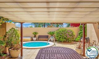 Xalet a Mas nou 2. Casa independiente en venta en empuriabrava. espaciosa, luminosa